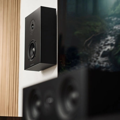 Argon Audio Forus 5 Wall Wandlautsprecher schwarz Lifestyle an der Wand mit Forus Center unter dem Fernseher