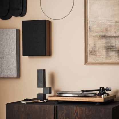Argon Audio Forus 5 Wall Wandlautsprecher Walnuss Lifestyle an der Wand über Plattenspieler