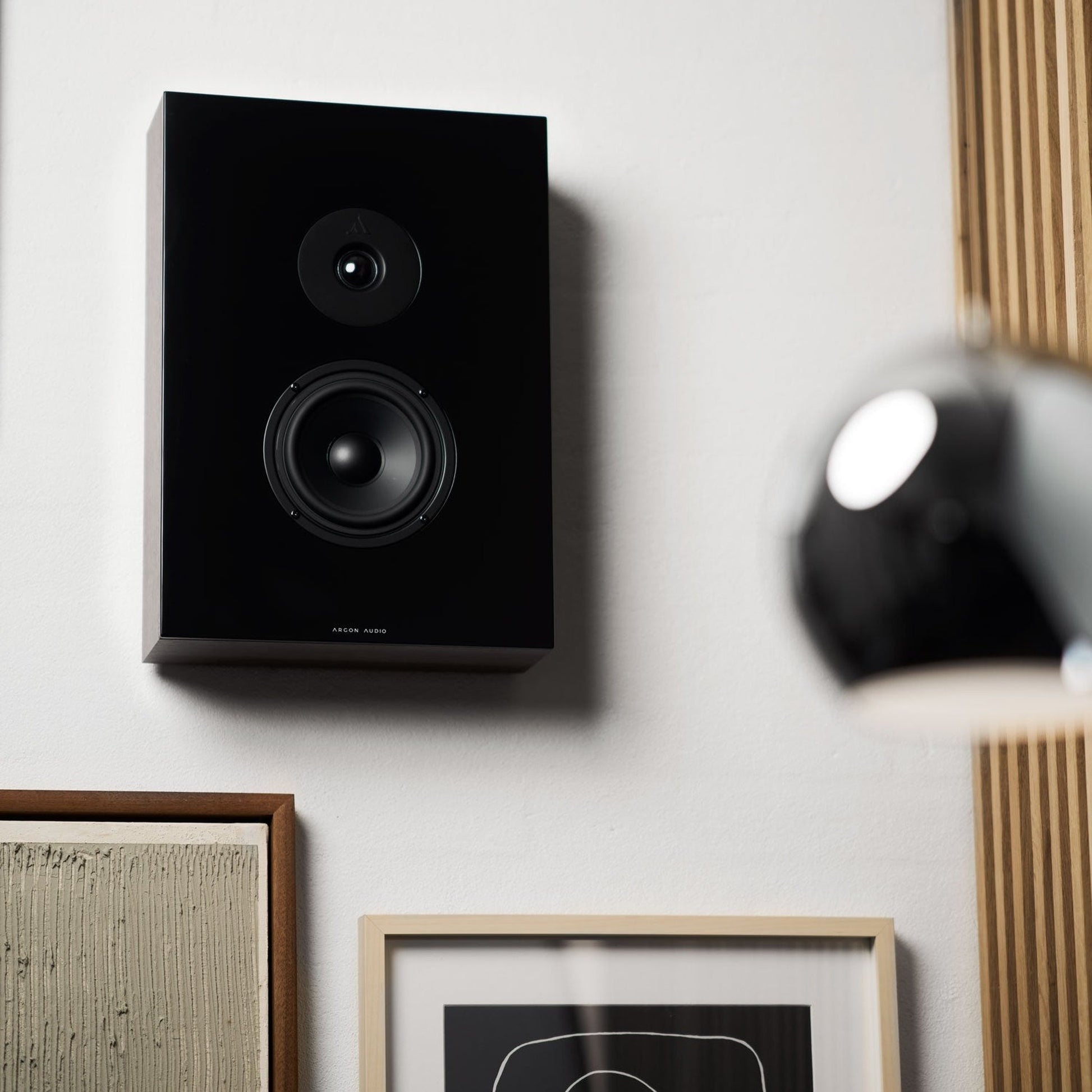 Argon Audio Forus 5 Wall Wandlautsprecher Walnuss Lifestyle an der Wand neben Wandleuchte
