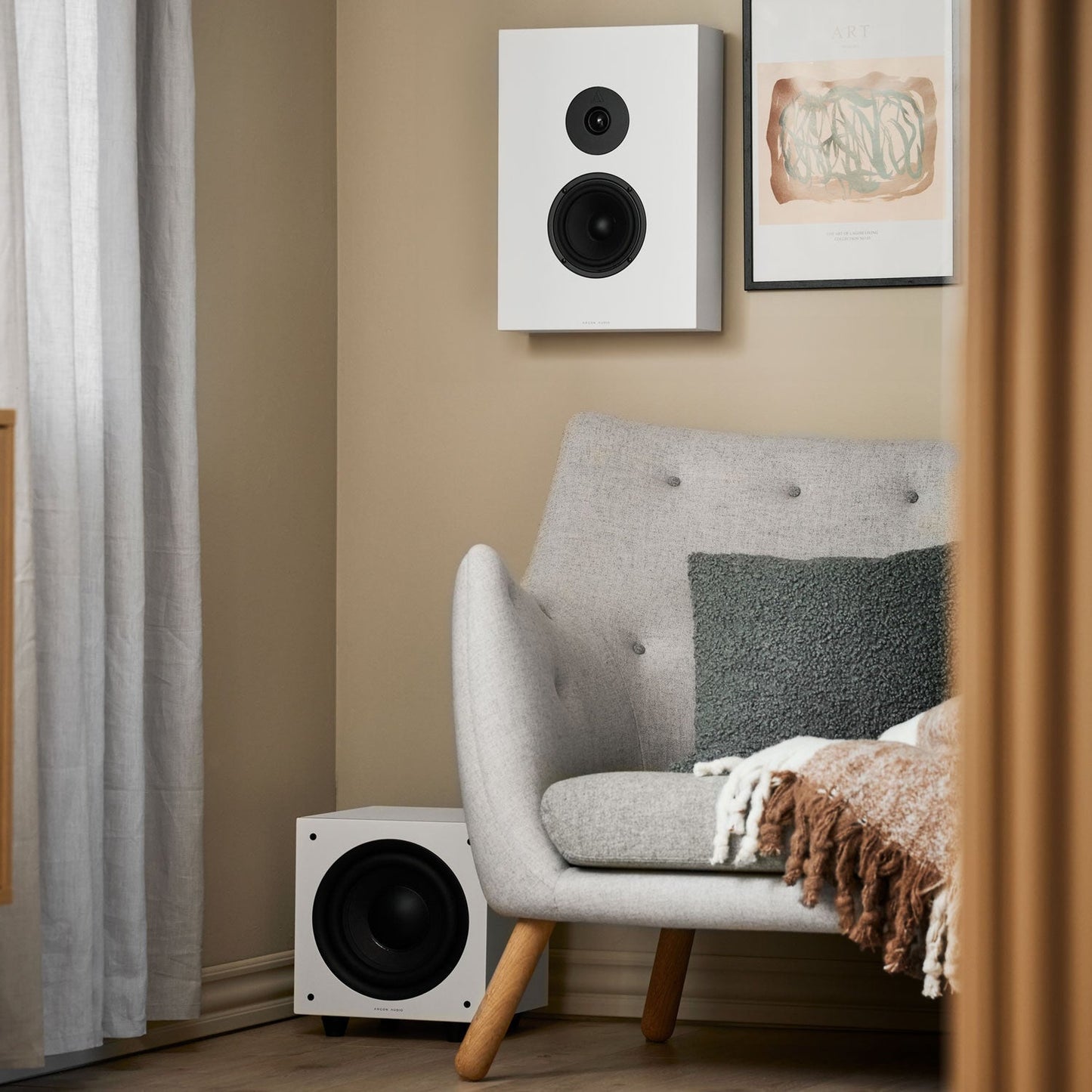 Argon Audio Forus 5 Wall Wandlautsprecher weiss Lifestyle an der Wand mit Malmö Subwoofer in der Leseecke