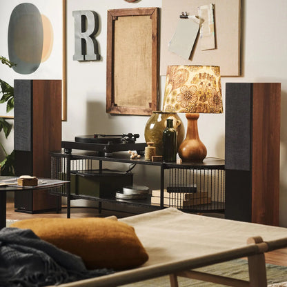 Argon Audio Forus 55 Standlautsprecher Walnuss mit montierter Frontabdeckung Lifestyle im Wohnraum