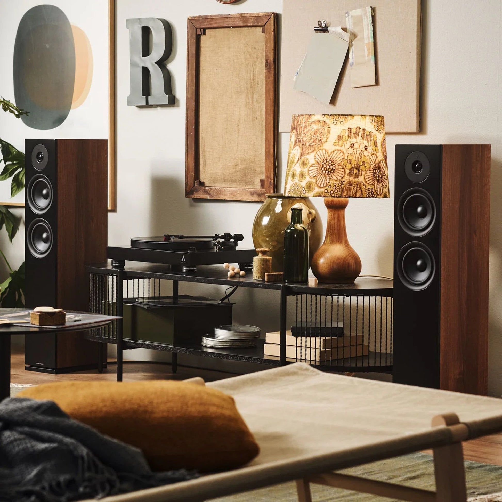 Argon Audio Forus 55 Standlautsprecher Walnuss als Stereopaar mit Plattenspieler TT4 Lifestyle im Wohnraum