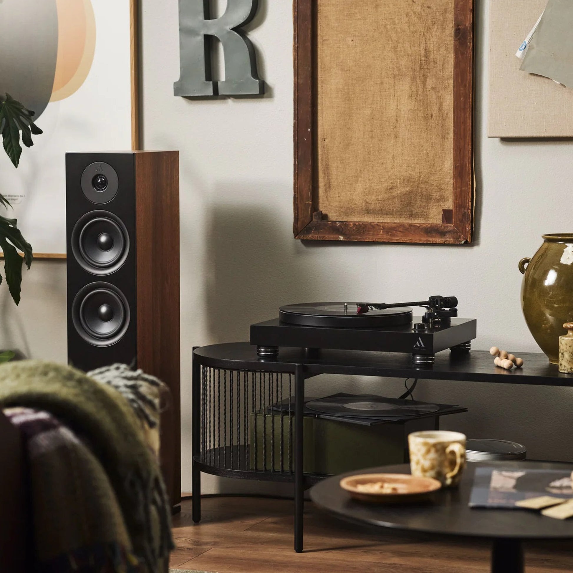 Argon Audio Forus 55 Standlautsprecher Walnuss mit Plattenspieler TT4 Lifestyle im Wohnzimmer