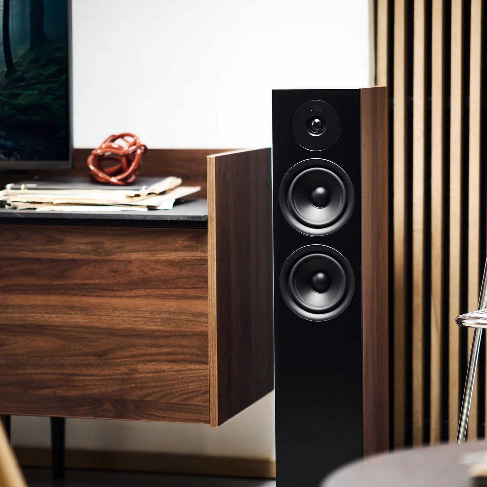 Argon Audio Forus 55 Standlautsprecher Walnuss Lifestyle im Wohnzimmer neben Plattenspieler