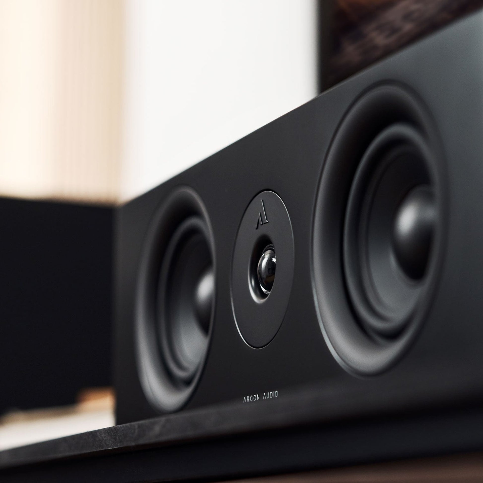 Argon Audio Forus Center-Lautsprecher schwarz Detailansicht Hochtöner und Tieftöner