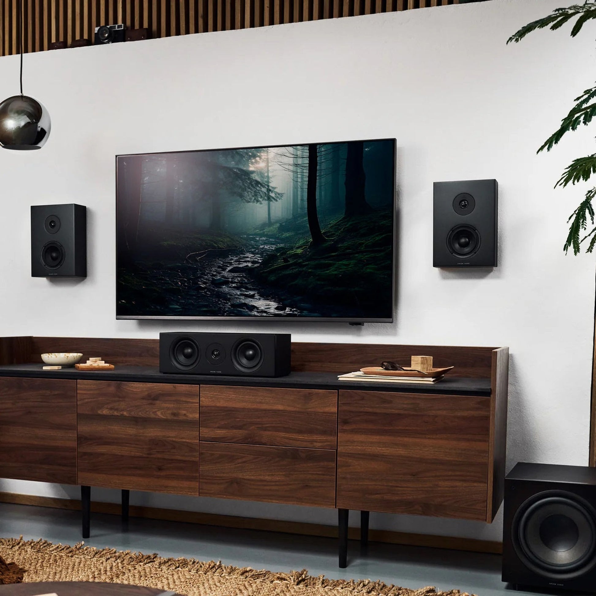 Argon Audio Forus Center-Lautsprecher schwarz Lifestyle im Heimkino auf dem TV-Möbel