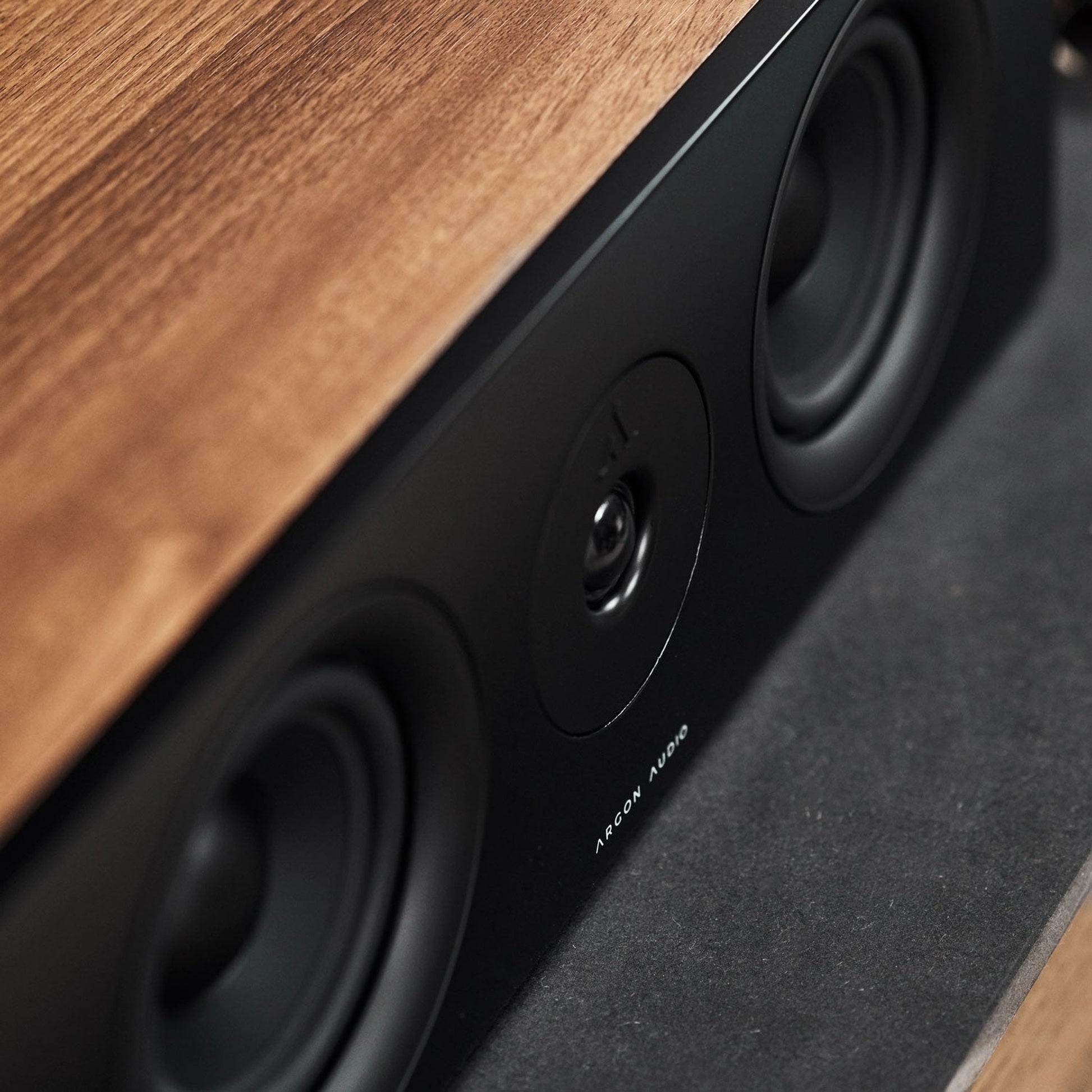 Argon Audio Forus Center-Lautsprecher Walnuss Detailansicht Hochtöner und Tieftöner