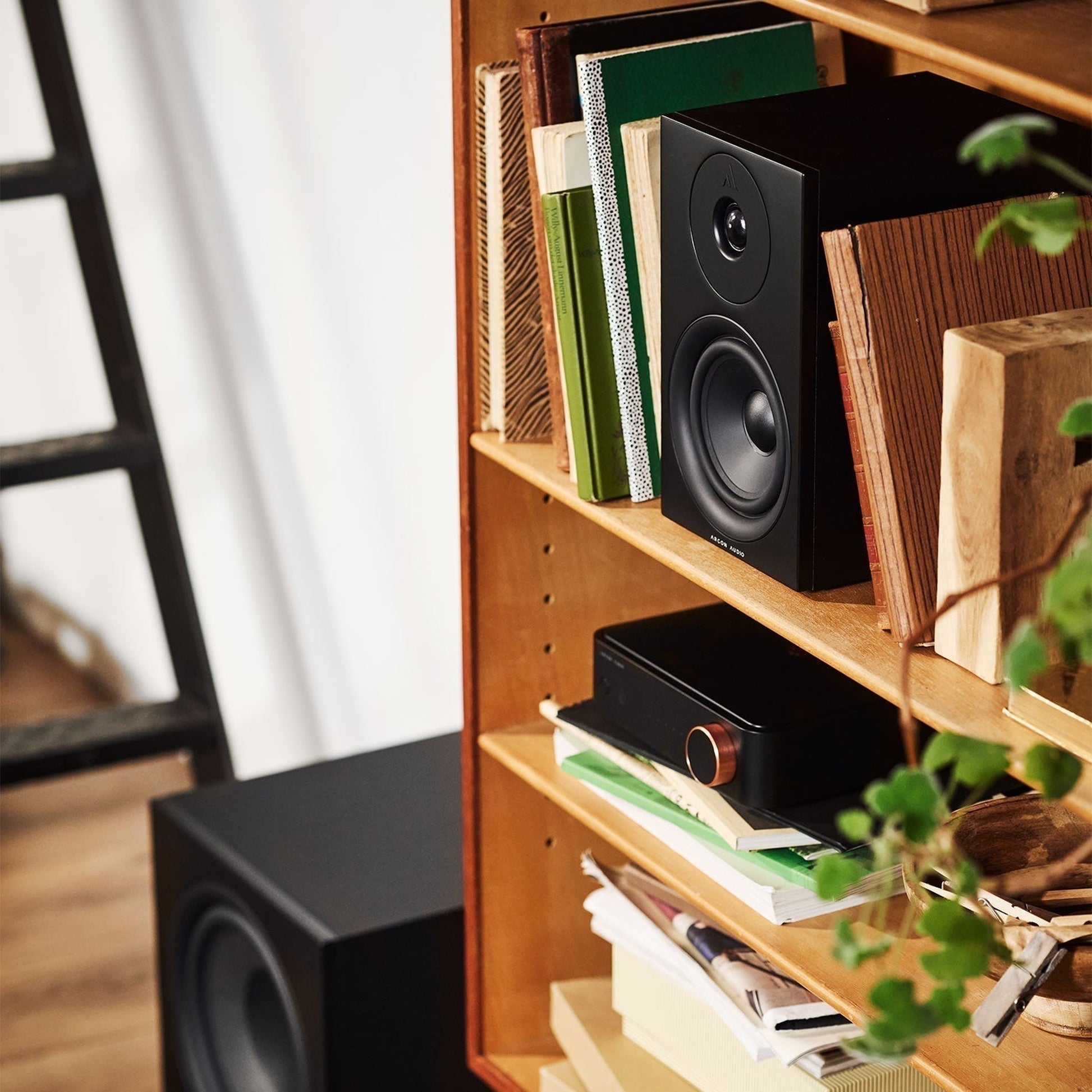 Argon Audio Malmö Sub 10 Aktiv-Subwoofer schwarz mit SA2 und Forus 5 Lifestyle am Bücherregal