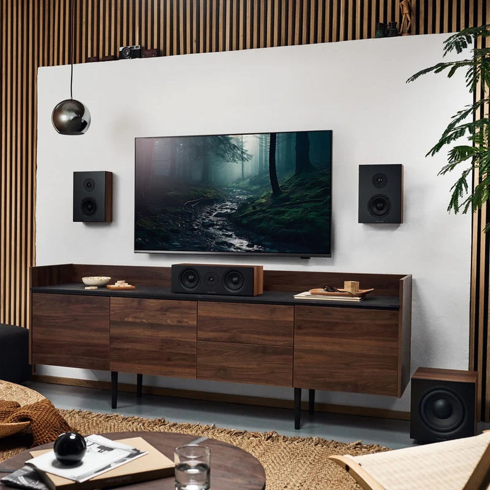 Argon Audio Malmö Sub 8 Aktiv-Subwoofer mit Forus Wandlautsprechern und Forus Center Lifestyle im Wohnraum