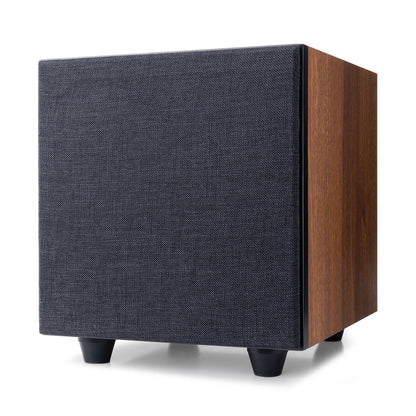Argon Audio Malmö Sub 8 Aktiv-Subwoofer Walnuss Schrägansicht mit montierter Frontabdeckung