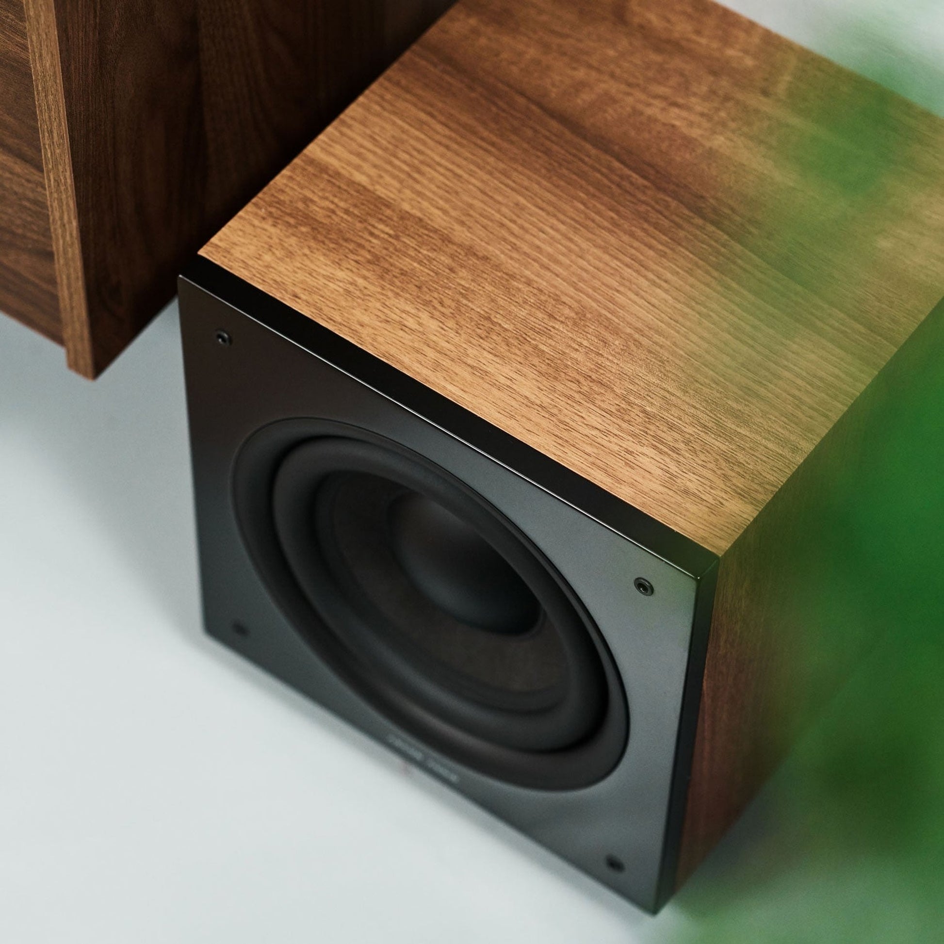 Argon Audio Malmö Sub 8 Aktiv-Subwoofer Walnuss Lifestyle unter dem Sideboard im Wohnraum