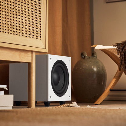 Argon Audio Malmö Sub 8 Aktiv-Subwoofer weiss Lifestyle unter dem Sideboard im Wohnraum