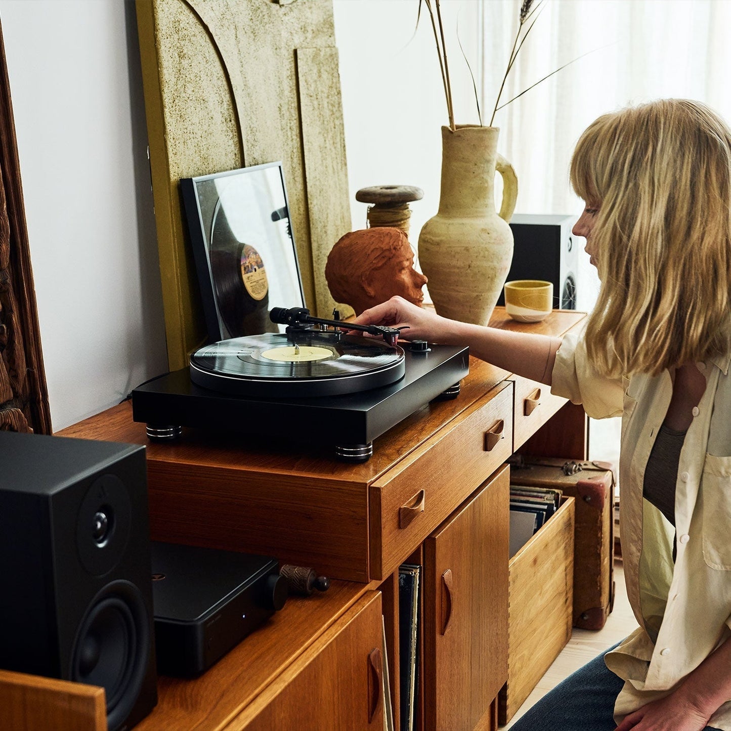 Argon Audio SA1 MK2 Vollverstärker schwarz Lifestyle im Wohnraum mit Plattenspieler und Regallautsprecher