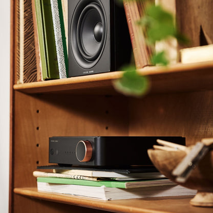 Argon Audio SA2 Streaming-Verstärker schwarz Lifestyle im Bücherregal unter einem Regallautsprecher