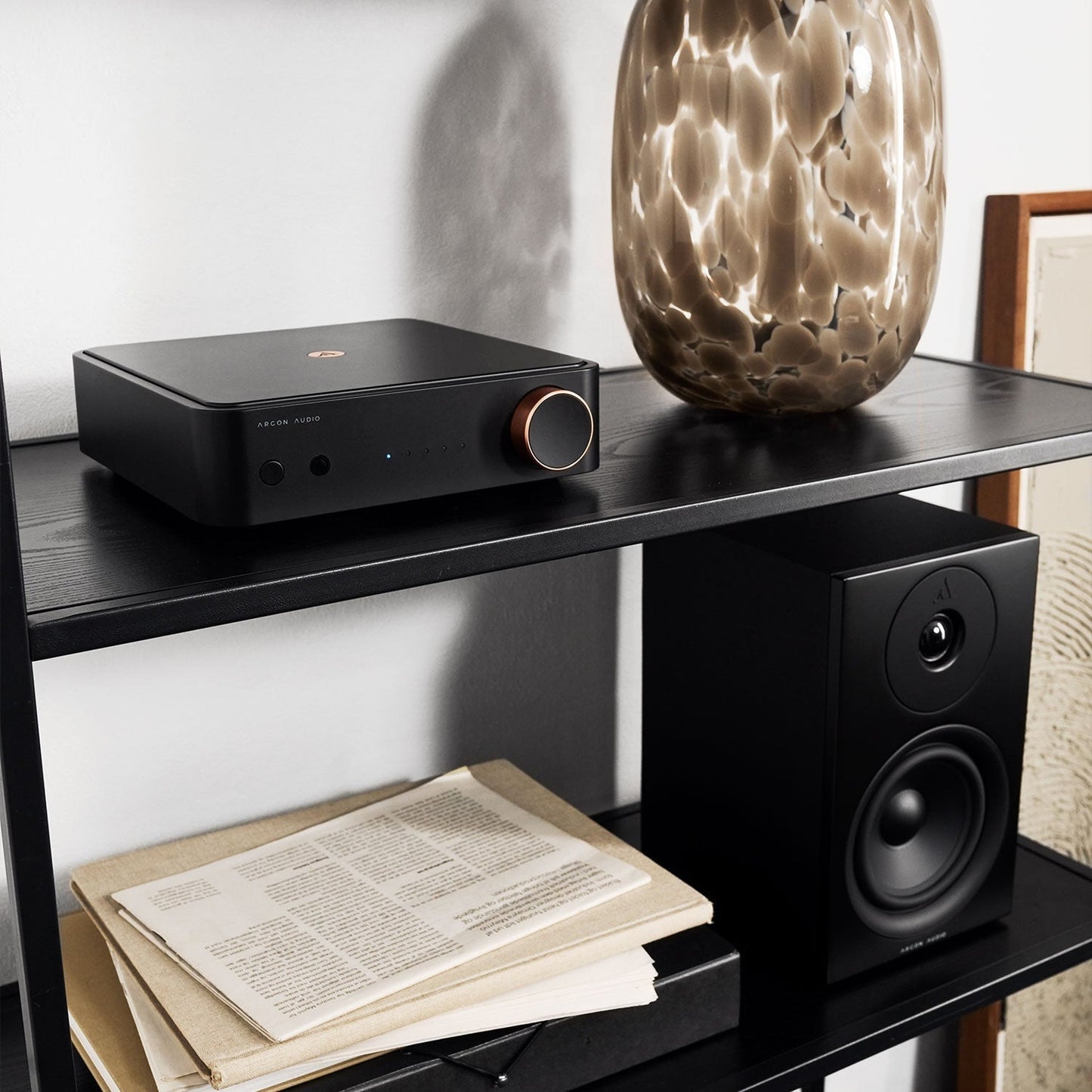 Argon Audio SA2 Streaming-Verstärker schwarz Lifestyle auf dem Regal zwischen zwei Regallautsprechern