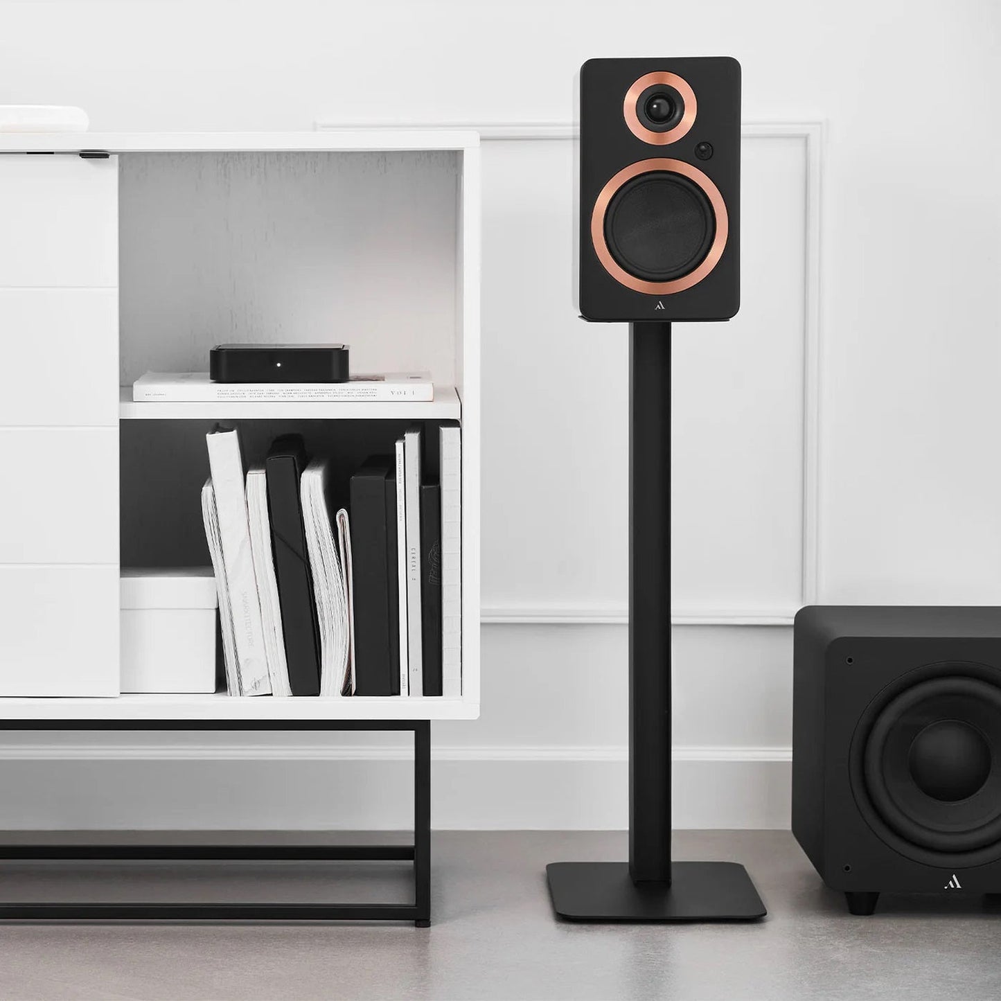 Argon Audio Stativ 62 Lautsprecherständer Lifestyle im Wohnraum mit Regallautsprecher und Subwoofer