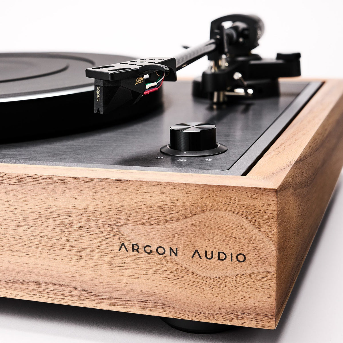 Argon Audio TT Signature Plattenspieler Nussbaum Gehäuse und Tonabnehmer Detailansicht