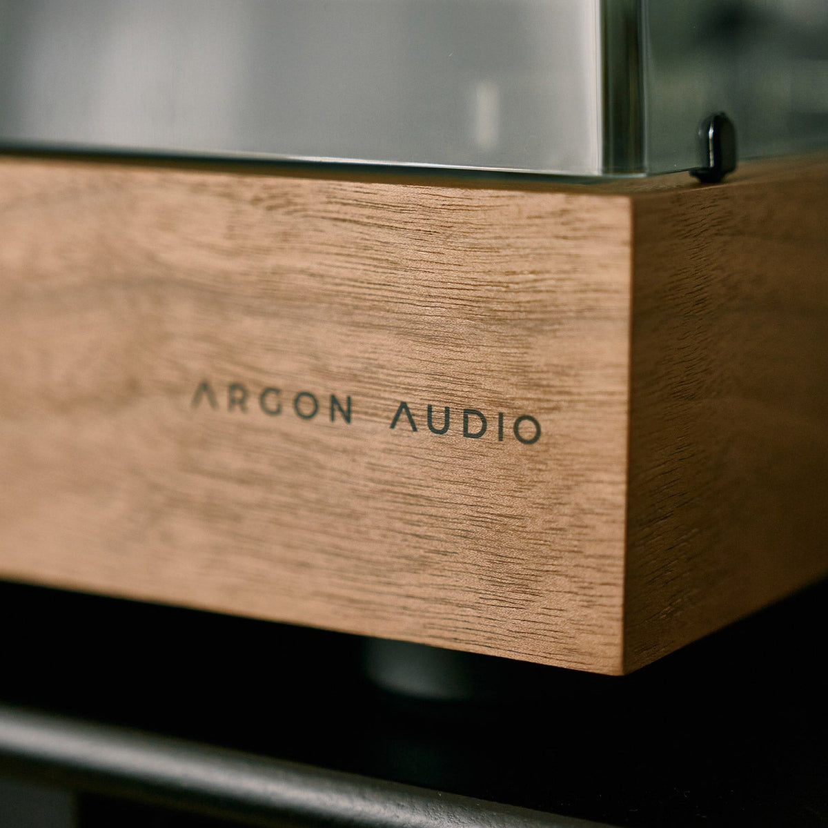 Argon Audio TT Signature Plattenspieler Nussbaum Lifestyle 2