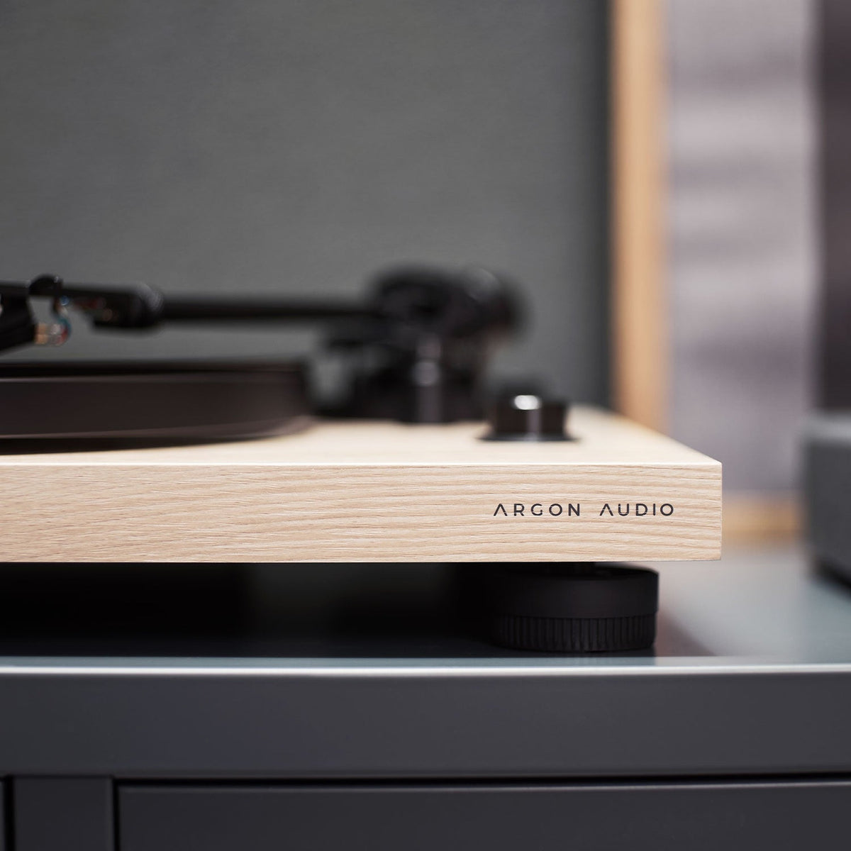 Argon Audio TT3 Plattenspieler Esche Lifestyle 2