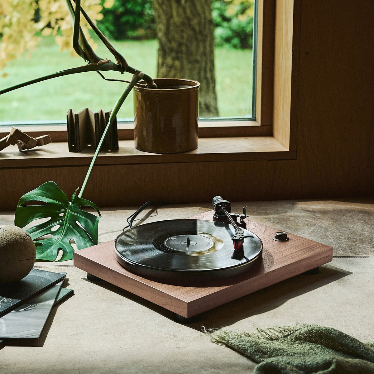 Argon Audio TT3 Plus Plattenspieler Nussbaum Lifestyle