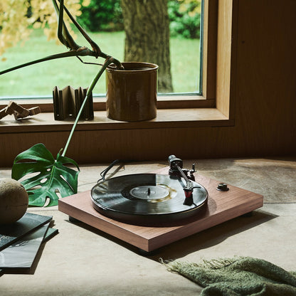 Argon Audio TT3 Plus Plattenspieler Nussbaum Lifestyle
