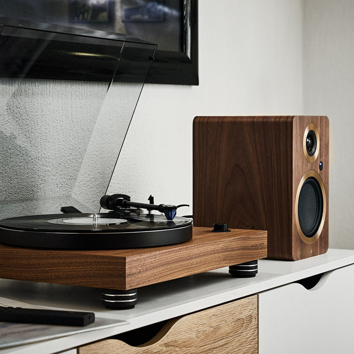 Argon Audio TT4 MK2 Plattenspieler Nussbaum Lifestyle