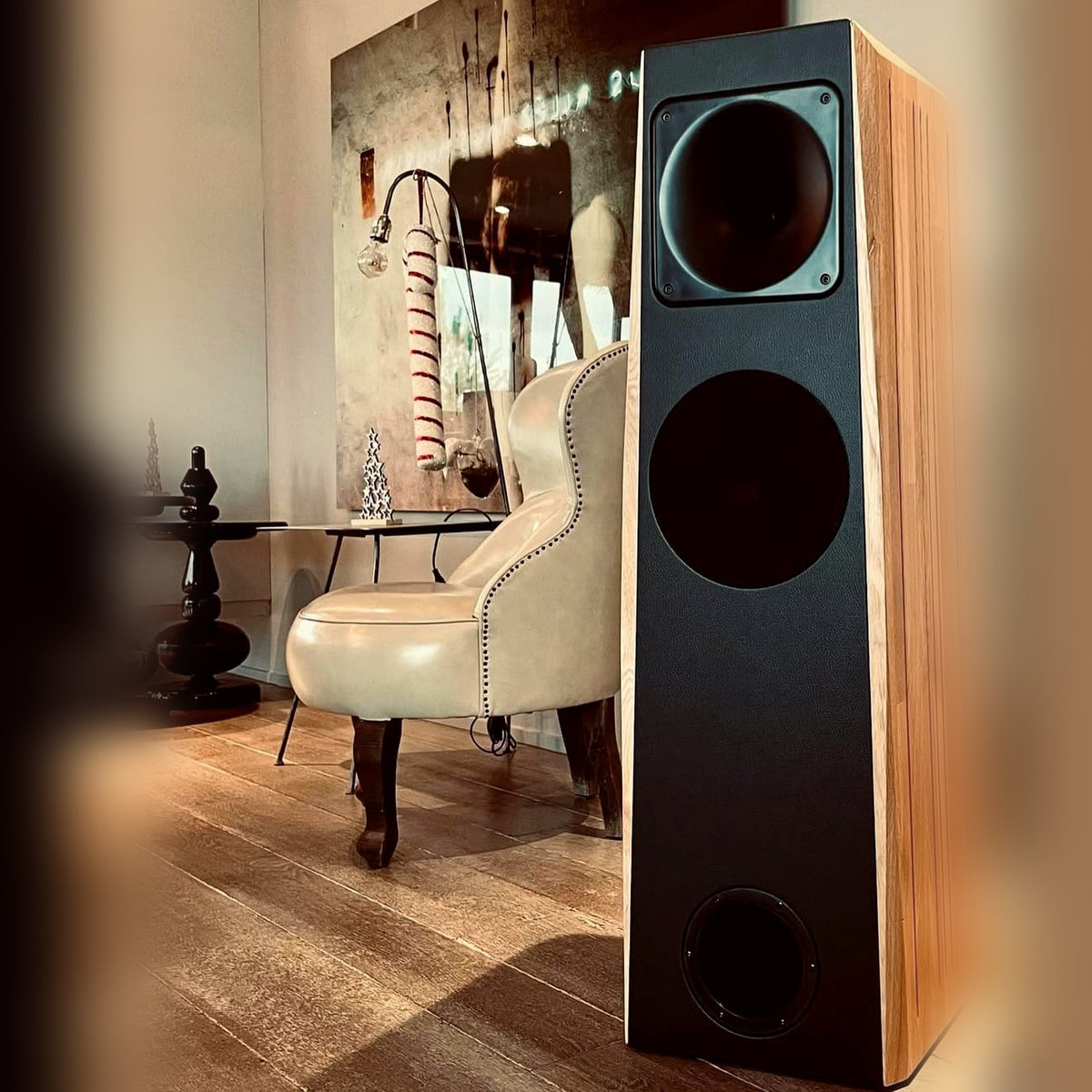 Atlantis Lab AT23 Standlautsprecher Lifestyle im Wohnraum neben Sessel