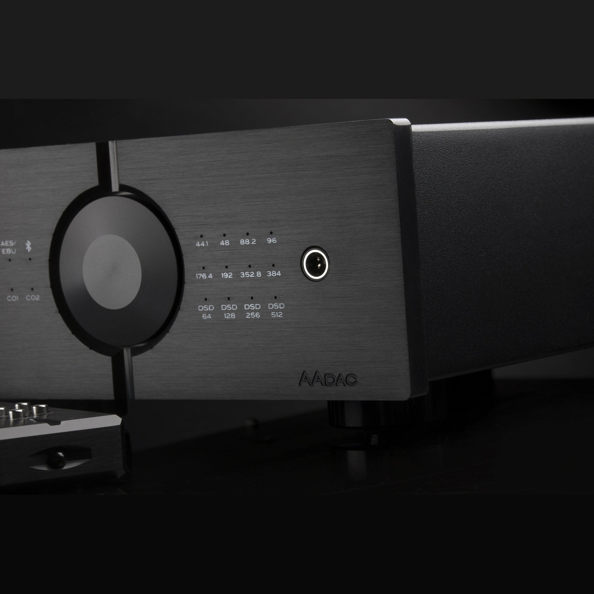 Audio Analogue AADac D/A-Wandler Schwarz, Detailansicht mit 6,3-mm-Kopfhörerbuchse und Samplerate-Anzeige
