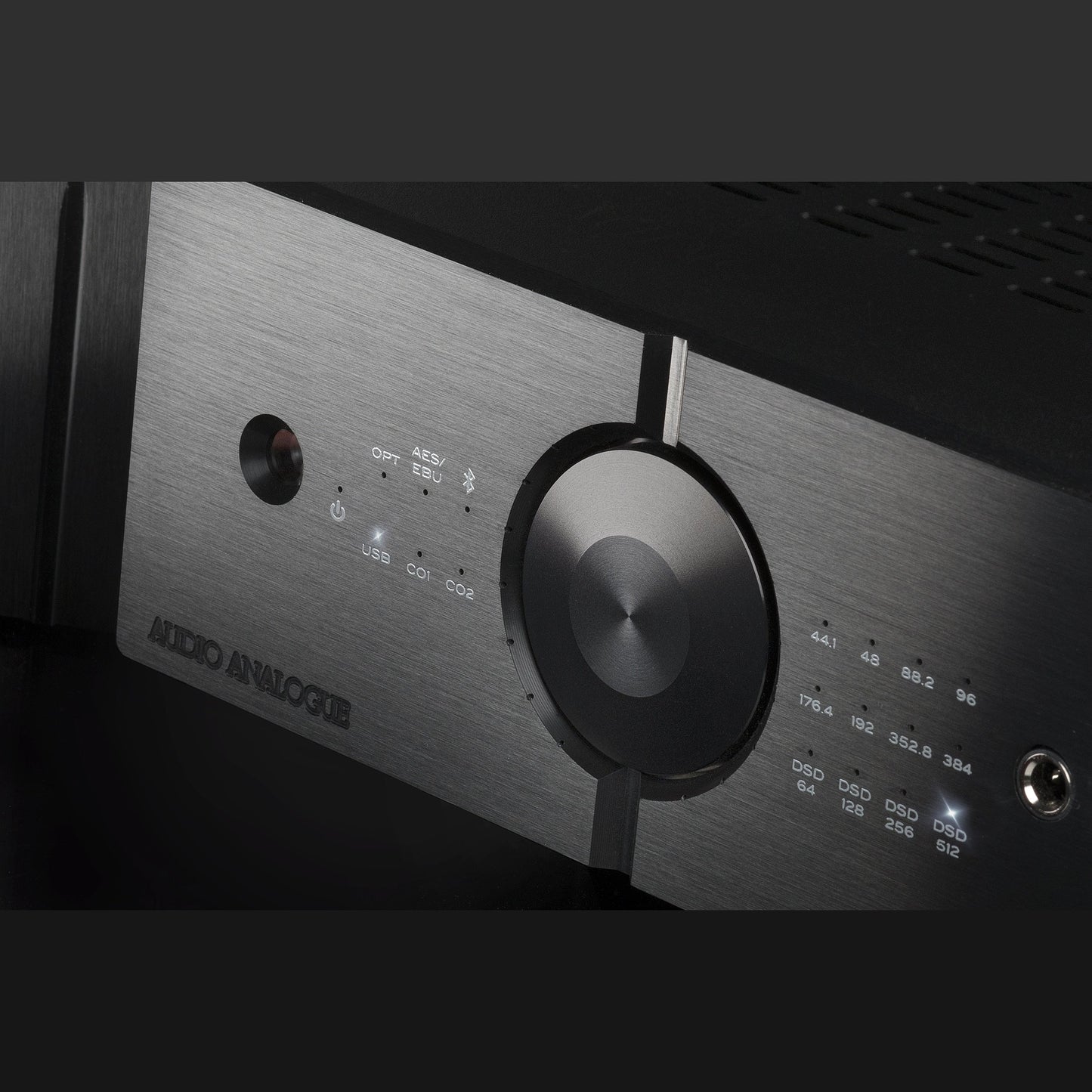 Audio Analogue AADac D/A-Wandler Schwarz, Detailansicht der Frontblende mit Drehregler und DSD-512-Anzeige