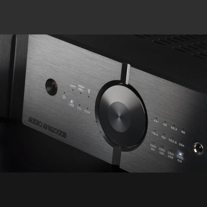 Audio Analogue AADac D/A-Wandler Schwarz, Detailansicht der Frontblende mit Drehregler und DSD-512-Anzeige