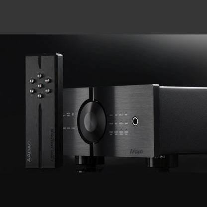 Audio Analogue AADac D/A-Wandler Schwarz, Fernbedienung aufgestellt neben der Frontblende