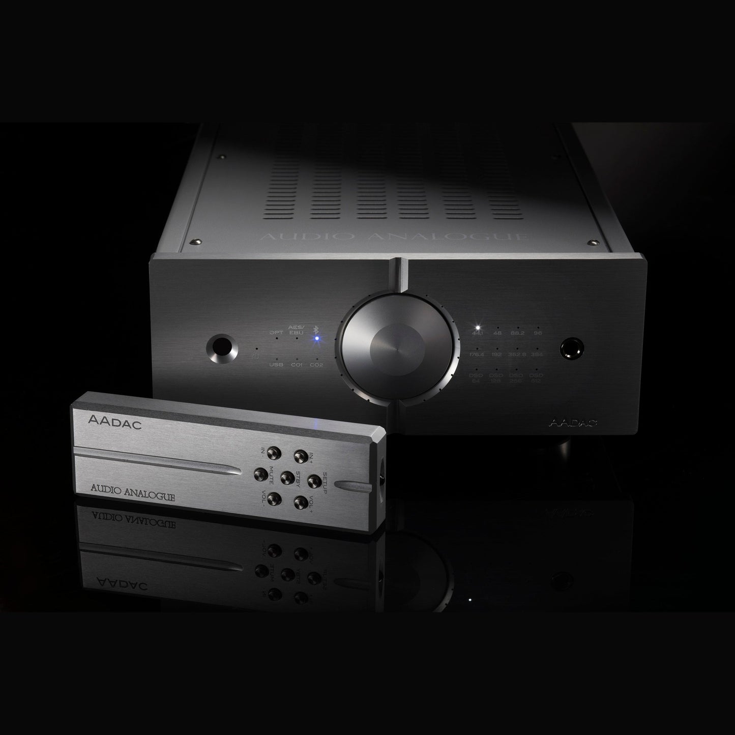 Audio Analogue AADac D/A-Wandler Schwarz, Fernbedienung vor der Frontblende, Bluetooth-Anzeige leuchtet