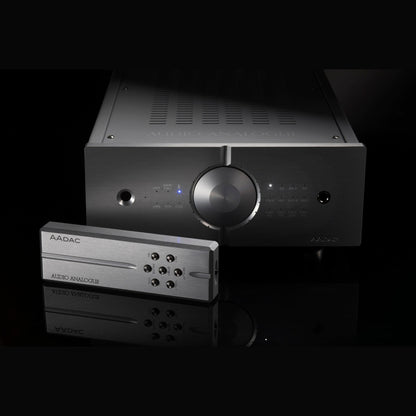 Audio Analogue AADac D/A-Wandler Schwarz, Fernbedienung vor der Frontblende, Bluetooth-Anzeige leuchtet