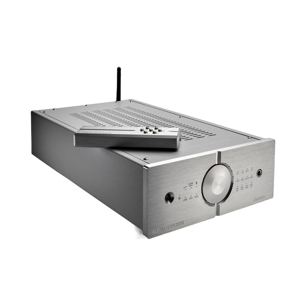 Audio Analogue AADac D/A-Wandler Silber, Schrägansicht mit Fernbedienung auf dem Gehäuse und Antenne