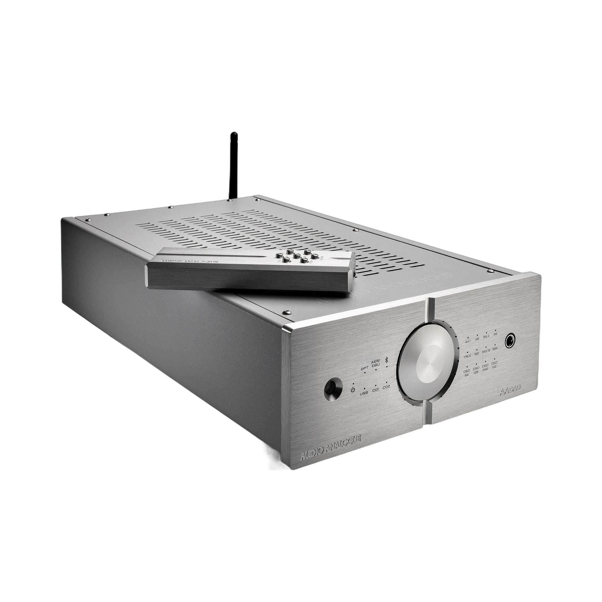 Audio Analogue AADac D/A-Wandler Silber, Schrägansicht mit Fernbedienung auf dem Gehäuse und Antenne
