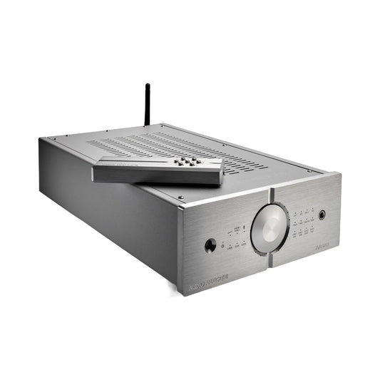 Audio Analogue AADac D/A-Wandler Silber, Schrägansicht mit Fernbedienung auf dem Gehäuse und Antenne