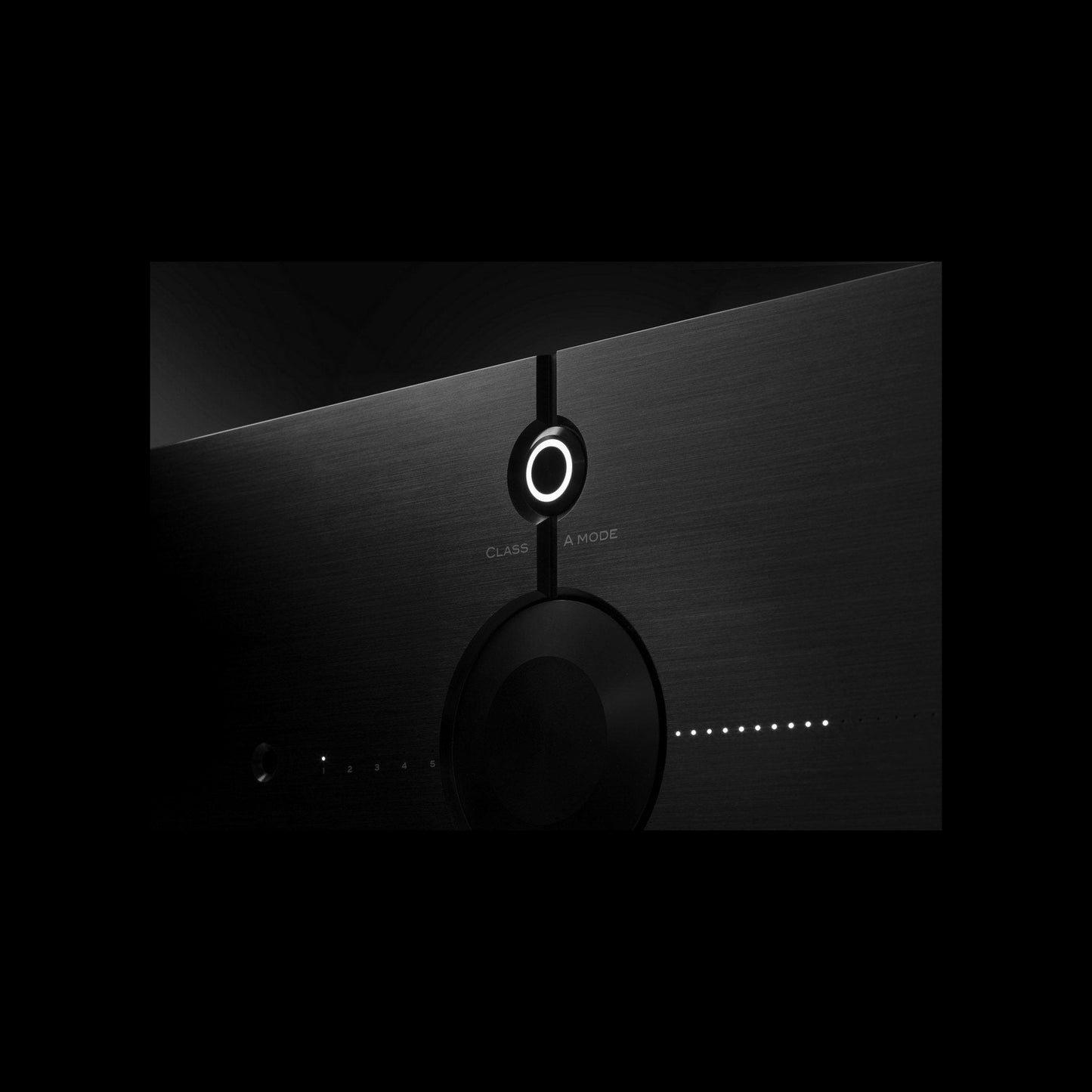 Audio Analogue ABsolute 3.0 Vollverstärker Schwarz, Detailansicht der Frontpartie mit Class-A-Mode-Taste