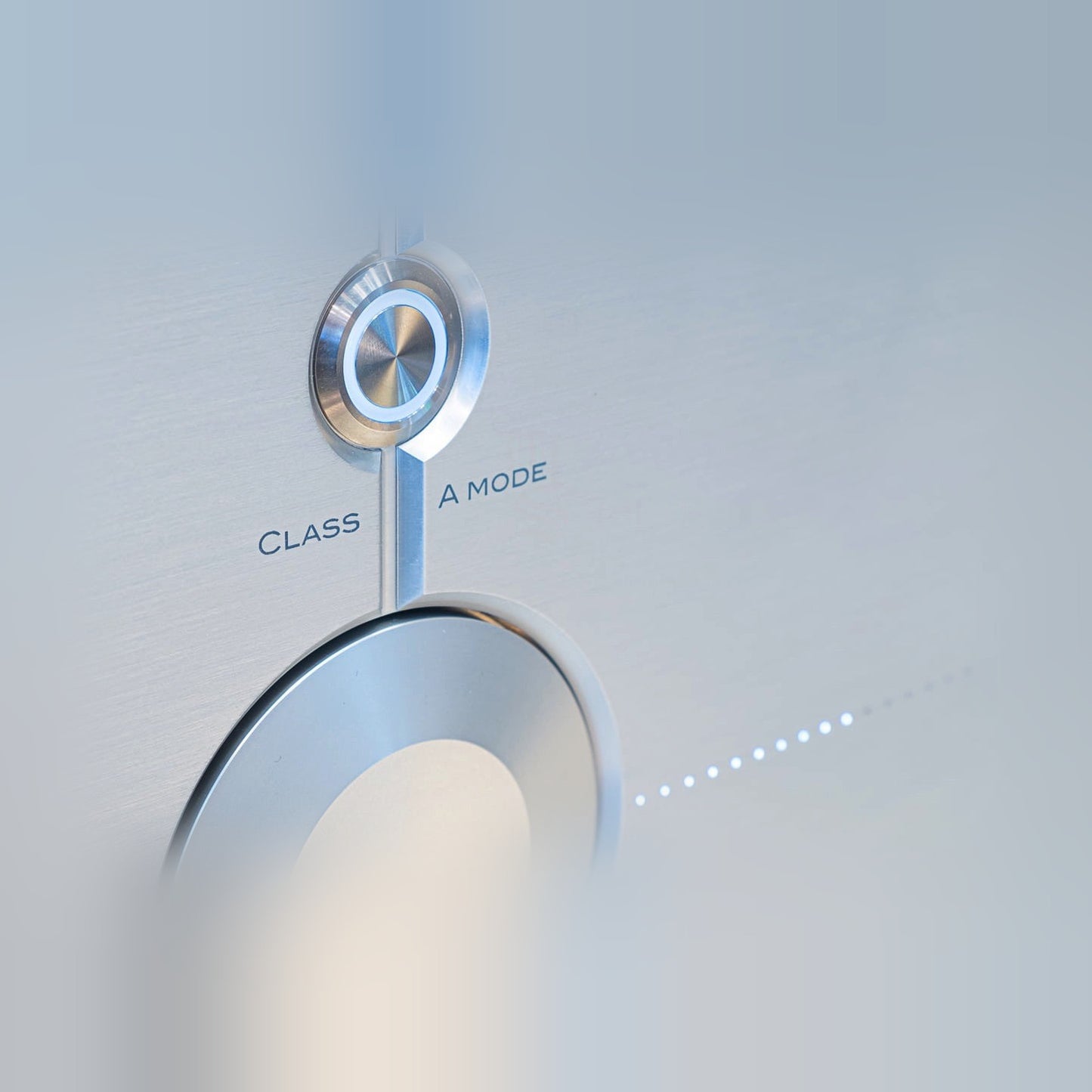 Audio Analogue ABsolute 3.0 Vollverstärker Silber Detailansicht Class-A-Mode-Taste und Lautstärkering