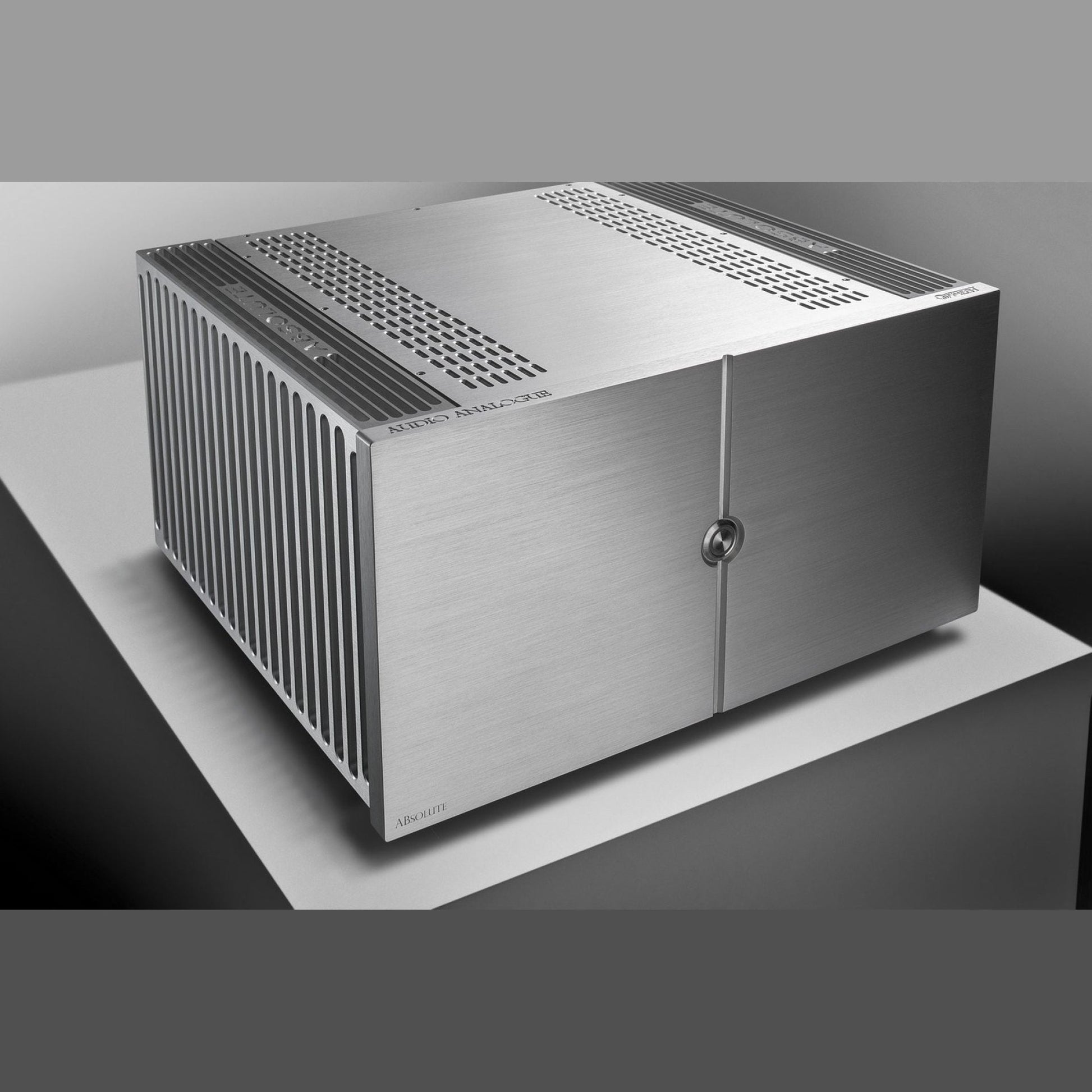 Audio Analogue ABsolute PA 3.0 Stereo-Endstufe Silber, Schrägansicht mit seitlichen Kühlrippen