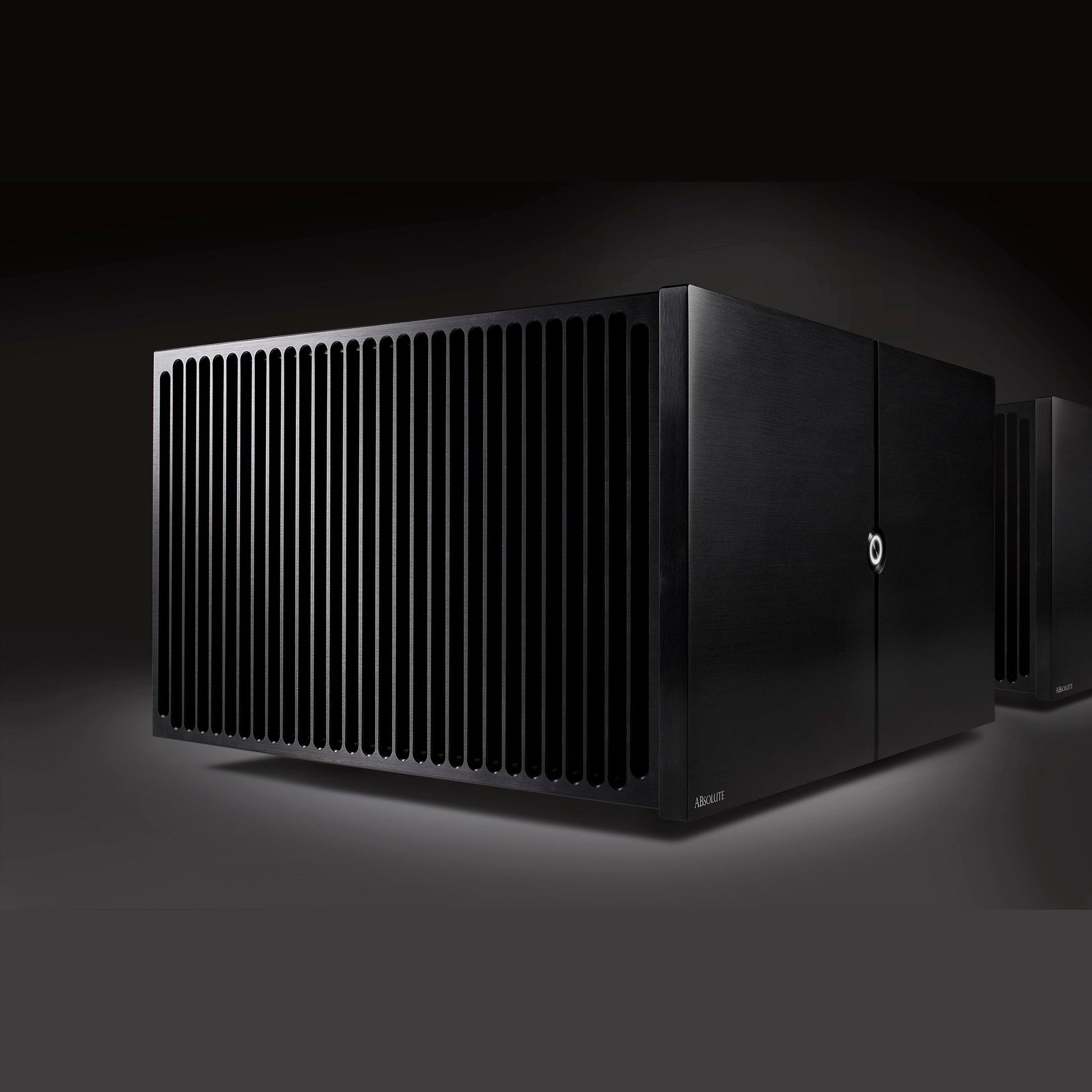 Audio Analogue ABsolute PA Mono Endstufe Schwarz, Schrägansicht mit Kühlrippen, zweites Gerät im Hintergrund