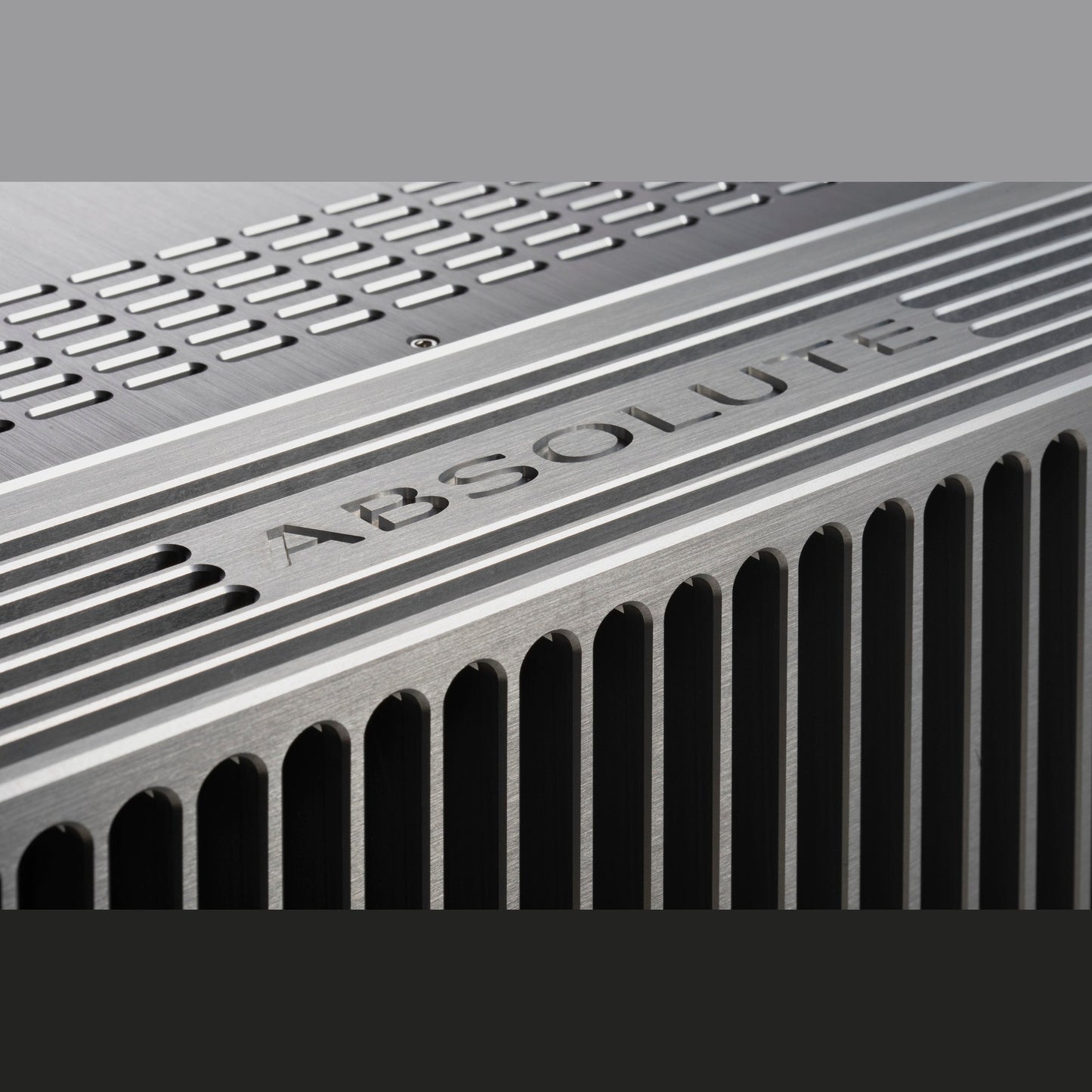 Audio Analogue ABsolute PA Mono Endstufe Silber, Detailansicht der Deckelgravur ABsolute über den Kühlrippen