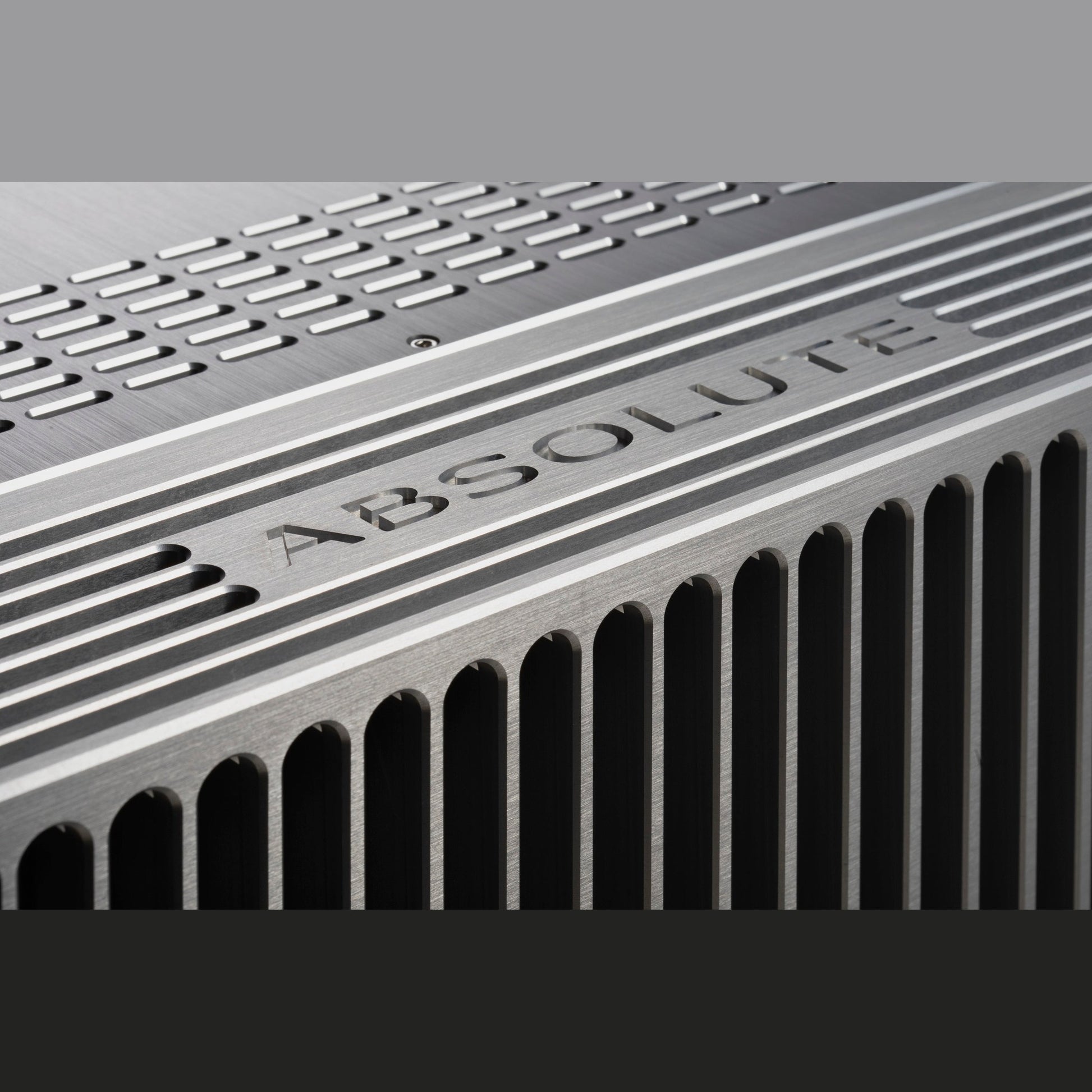 Audio Analogue ABsolute PA Mono Endstufe Silber, Detailansicht der Deckelgravur ABsolute über den Kühlrippen