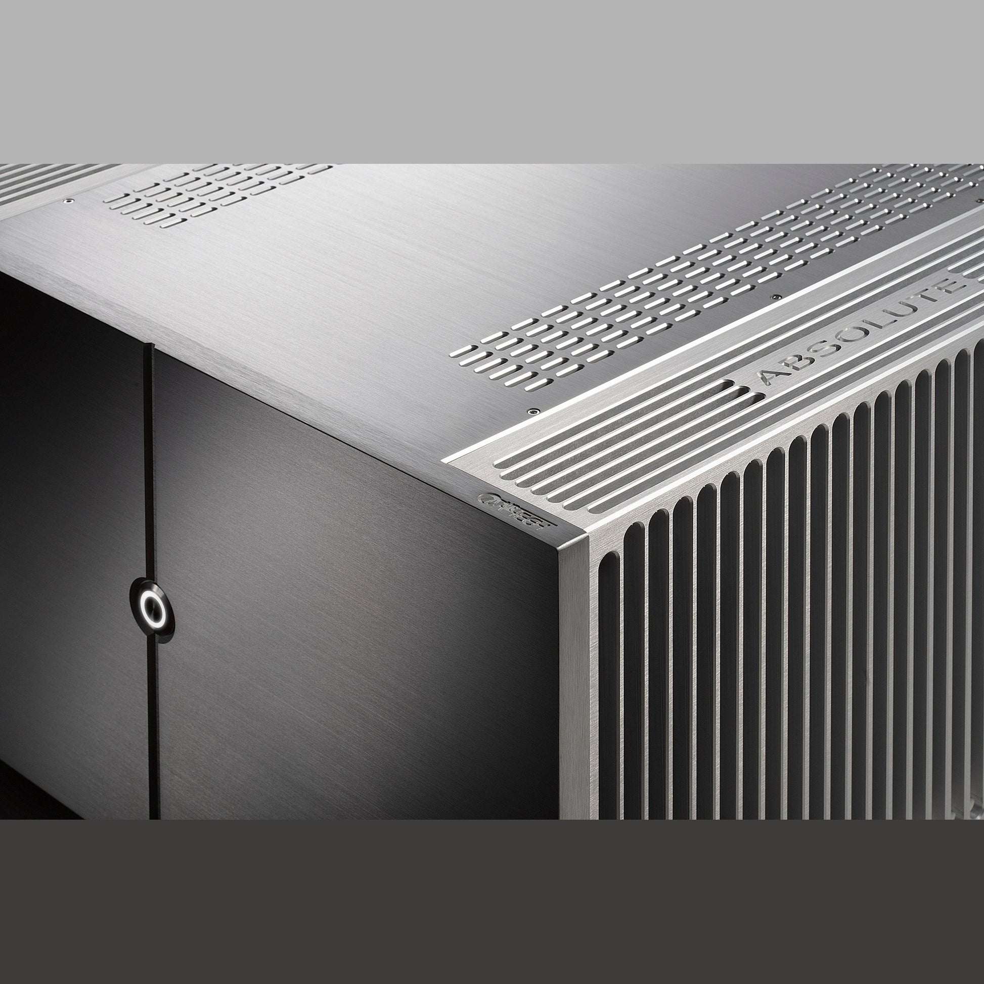 Audio Analogue ABsolute PA Mono Endstufe Silber, Detailansicht der Gehäuseecke mit Deckelgravur und Kühlrippen