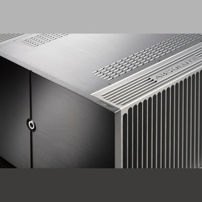 Audio Analogue ABsolute PA Mono Endstufe Silber, Detailansicht der Gehäuseecke mit Deckelgravur und Kühlrippen