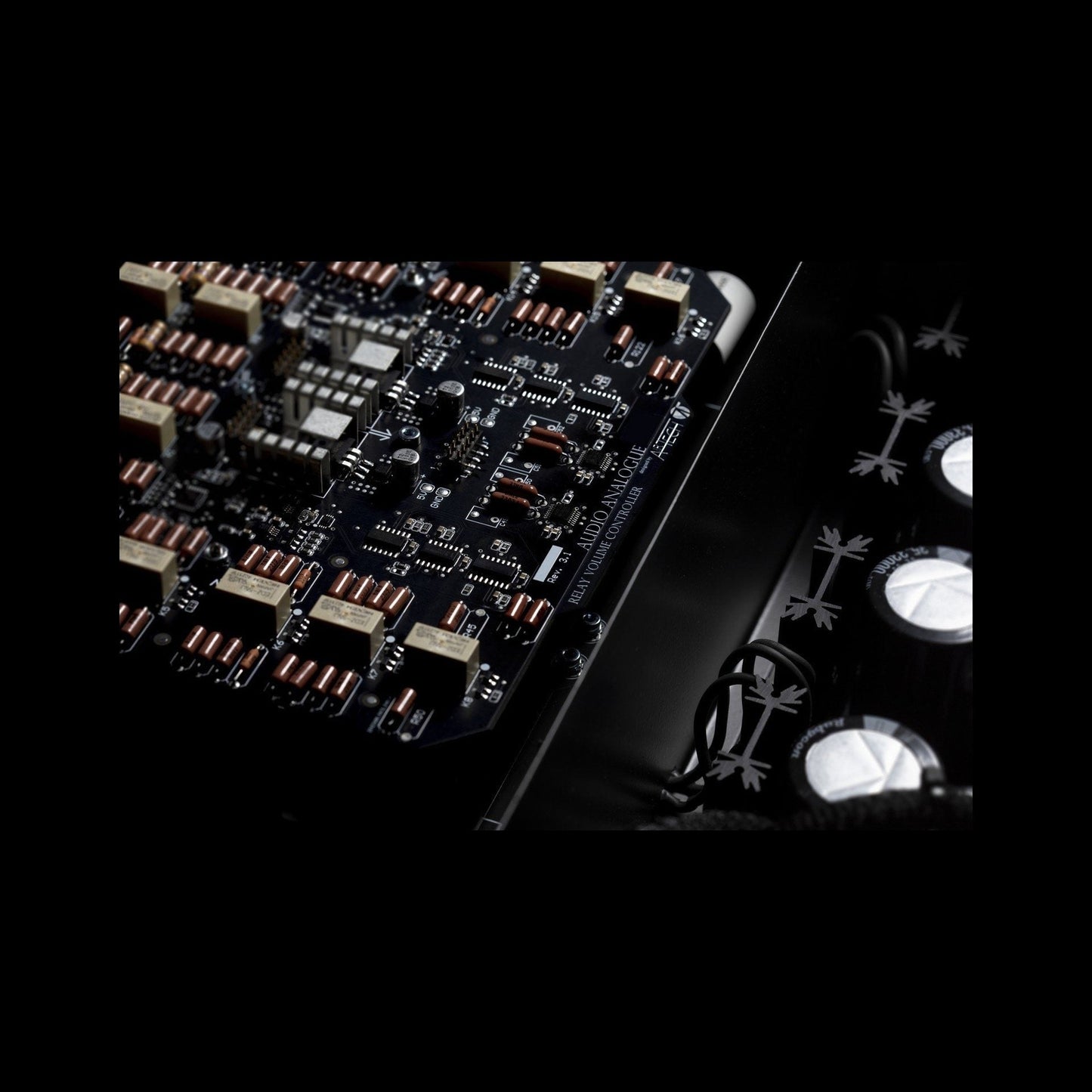 Audio Analogue ABsolute Preamplifier Vorverstärker, Innenansicht mit Relay Volume Controller und Elkos