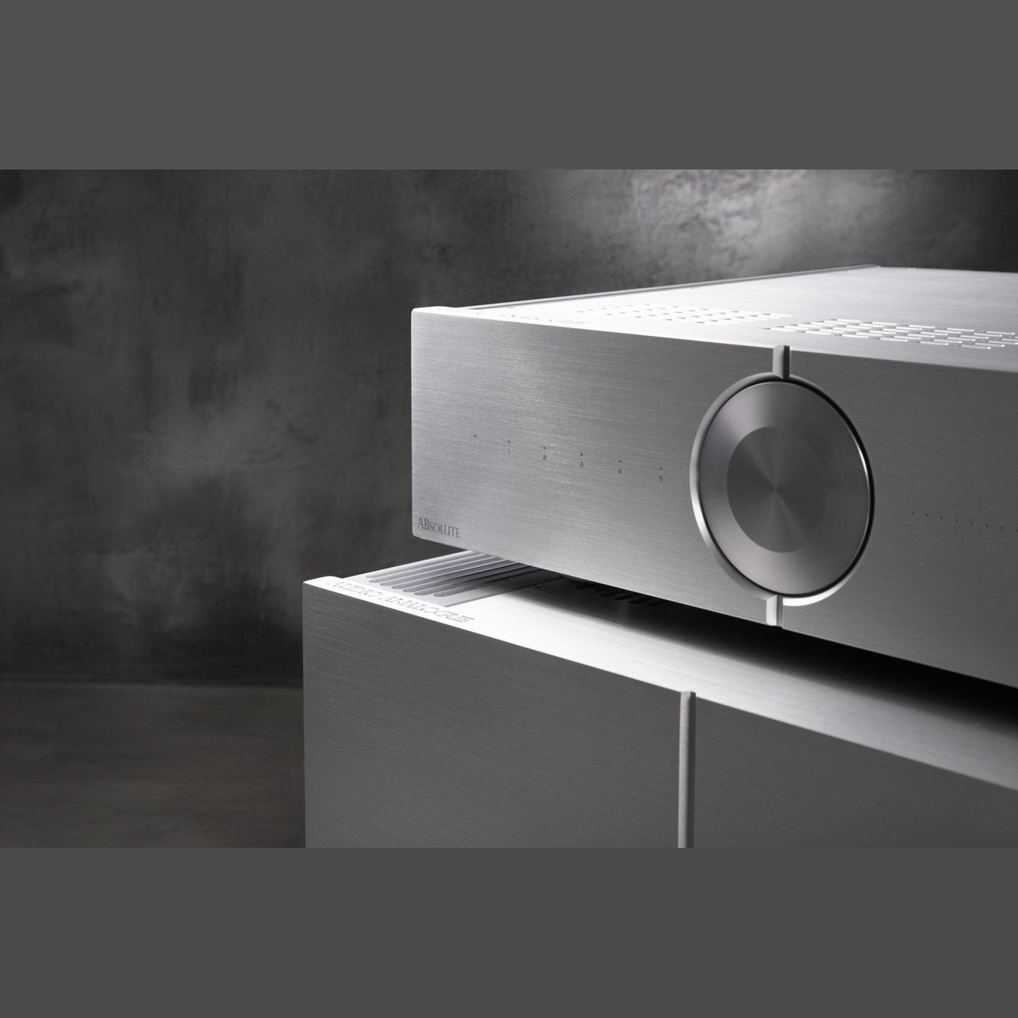 Audio Analogue ABsolute Preamplifier Vorverstärker, Schrägansicht, auf zweitem Gerät gestapelt, dunkler Grund