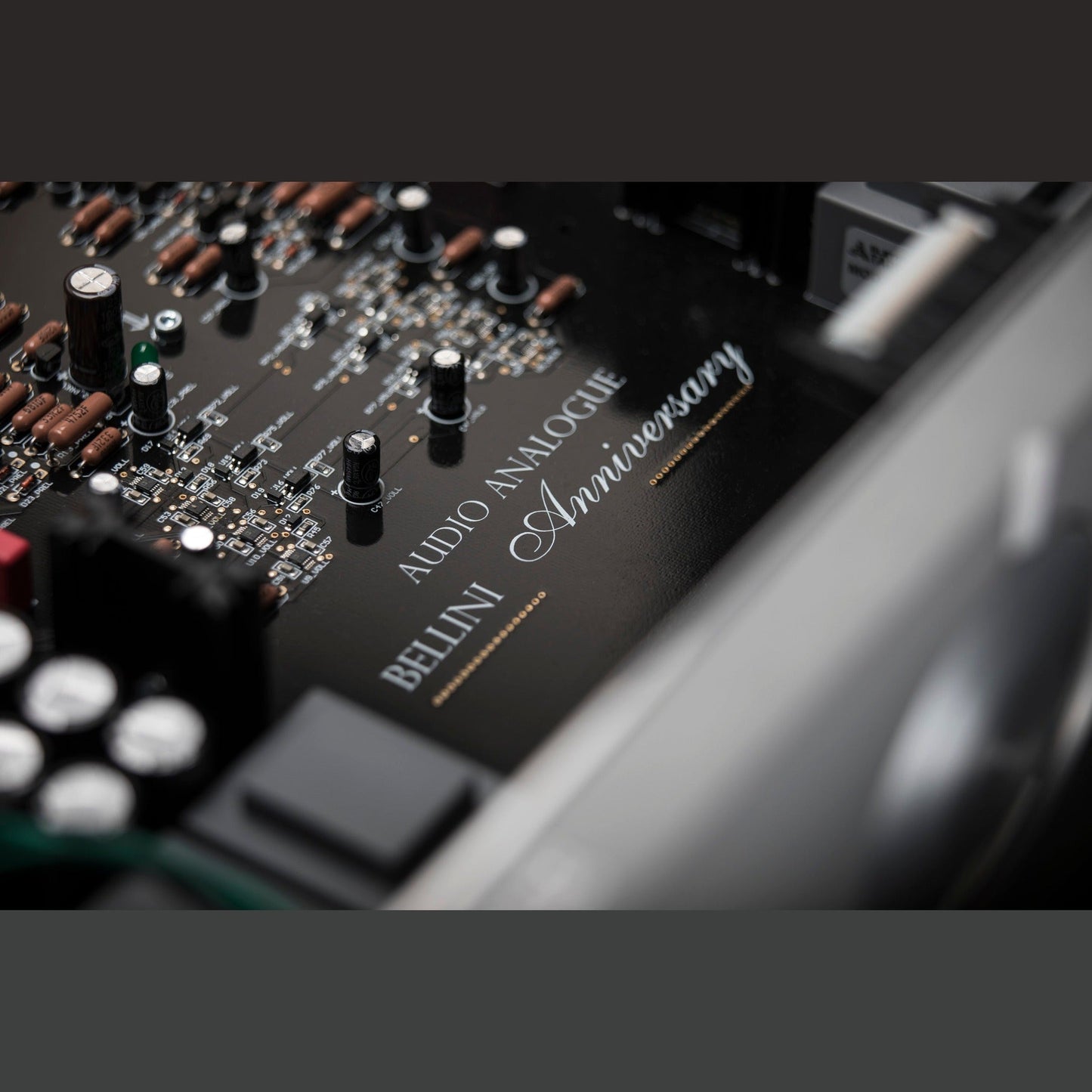 Audio Analogue Bellini Anniversary Vorverstärker, Detailansicht der Platine mit Kondensatoren und Schriftzug