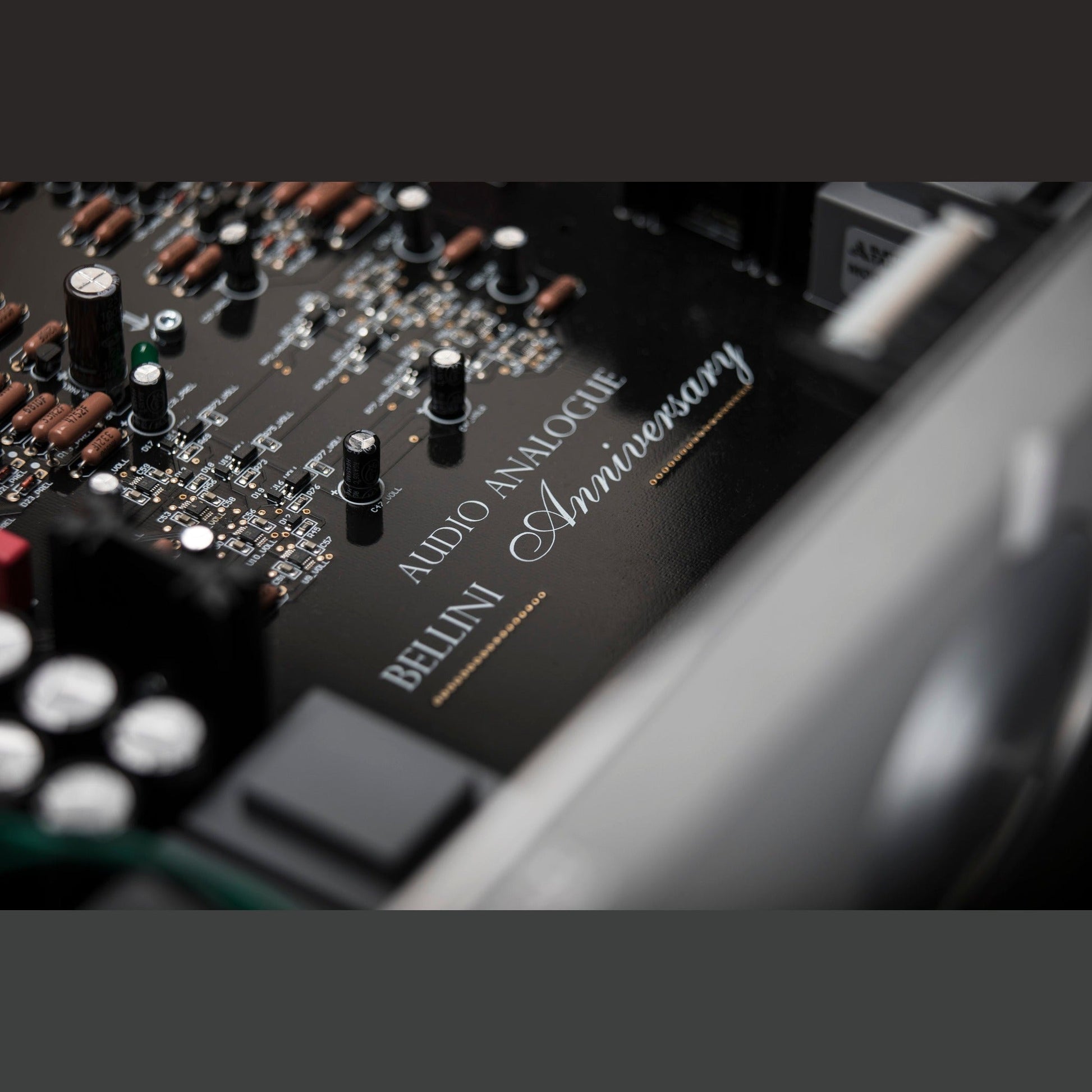 Audio Analogue Bellini Anniversary Vorverstärker, Detailansicht der Platine mit Kondensatoren und Schriftzug