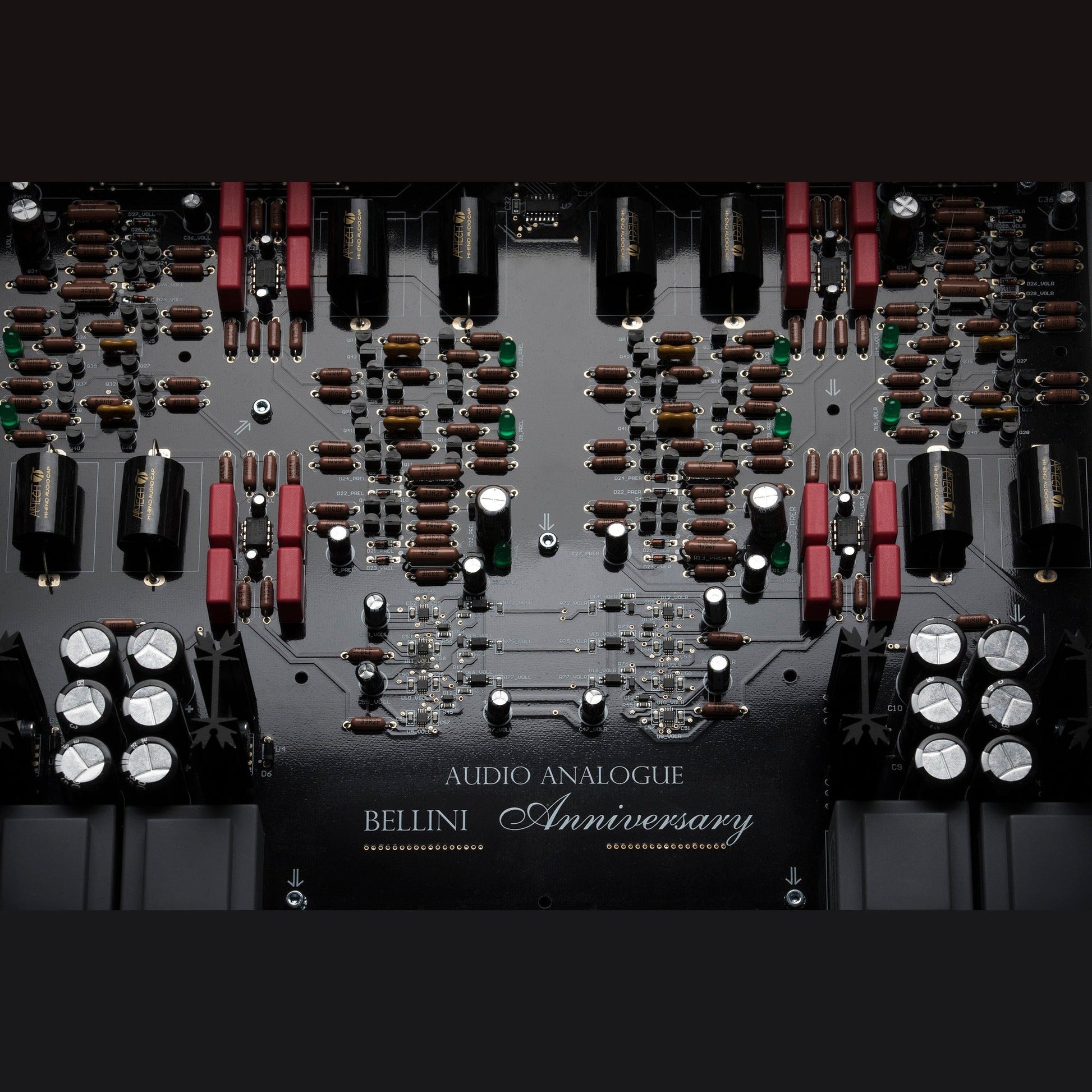 Audio Analogue Bellini Anniversary Vorverstärker, Innenansicht von oben auf Hauptplatine mit Anniversary-Schriftzug