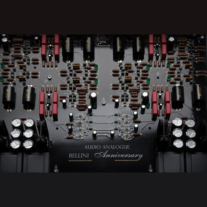 Audio Analogue Bellini Anniversary Vorverstärker, Innenansicht von oben auf Hauptplatine mit Anniversary-Schriftzug